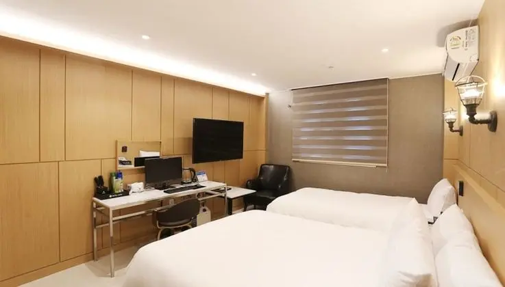 Twin Room, Shower (Netflix, Disney+, Watcha, Laftel Available)