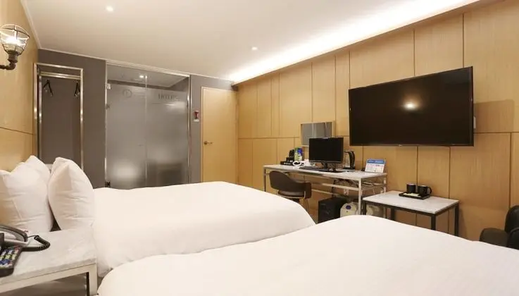 Twin Room, Shower (Netflix, Disney+, Watcha, Laftel Available)