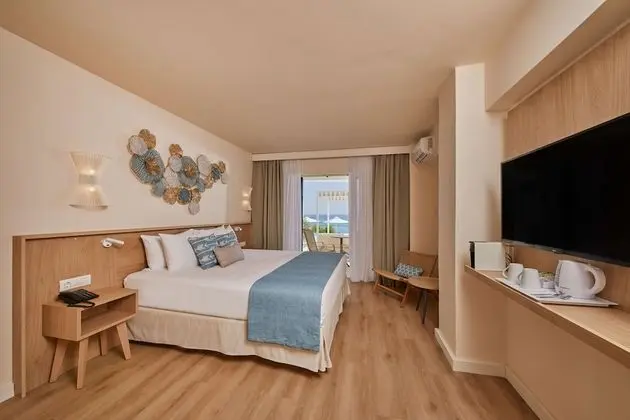 My Favorite Club Junior Suite Sea View Swim Up (1 Adult)