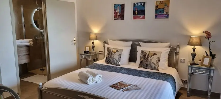 Deluxe Tek Büyük Yataklı Oda, Bahçe Manzaralı, Havuz Kenarı