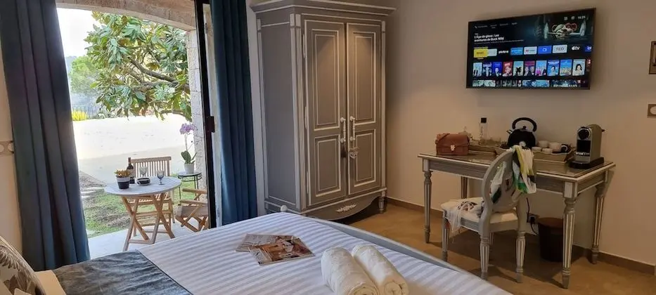 Deluxe Tek Büyük Yataklı Oda, Bahçe Manzaralı, Havuz Kenarı