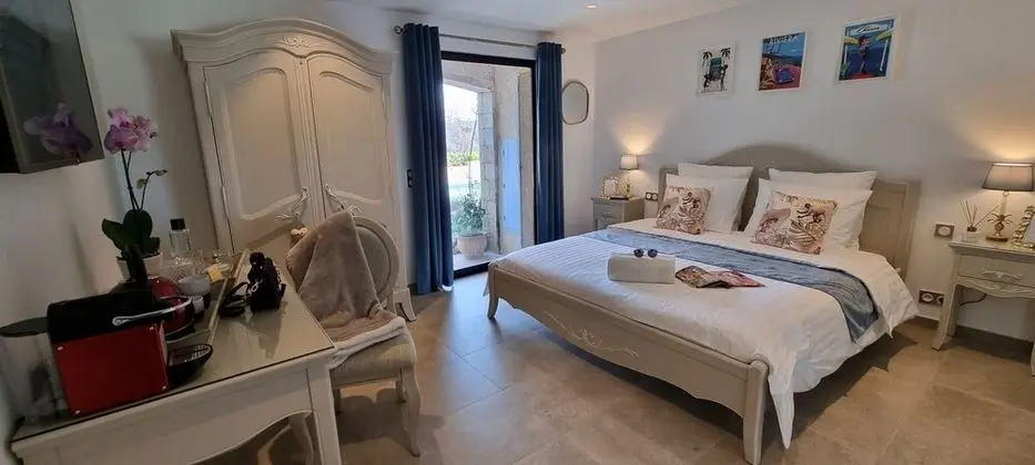 Deluxe Tek Büyük Yataklı Oda, Bahçe Manzaralı, Havuz Kenarı