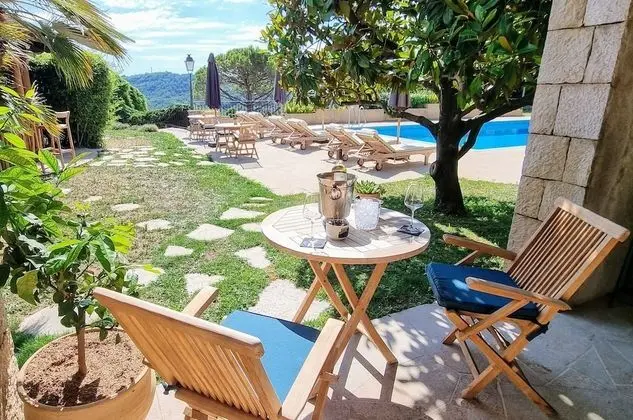 Deluxe Tek Büyük Yataklı Oda, Bahçe Manzaralı, Havuz Kenarı