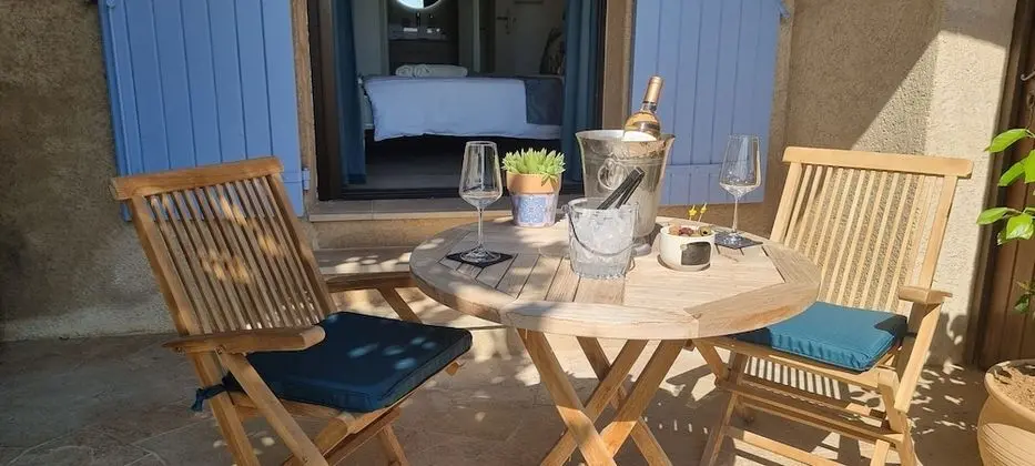 Deluxe Tek Büyük Yataklı Oda, Bahçe Manzaralı, Havuz Kenarı