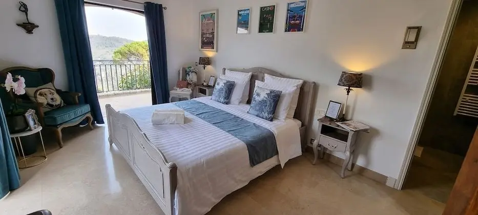 Deluxe Tek Büyük Yataklı Oda, Havuz Kullanımı, Bahçe Manzaralı