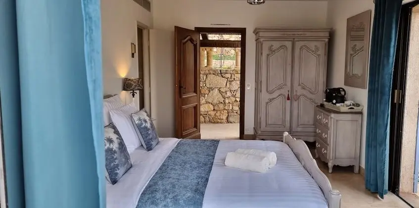 Deluxe Tek Büyük Yataklı Oda, Havuz Kullanımı, Bahçe Manzaralı