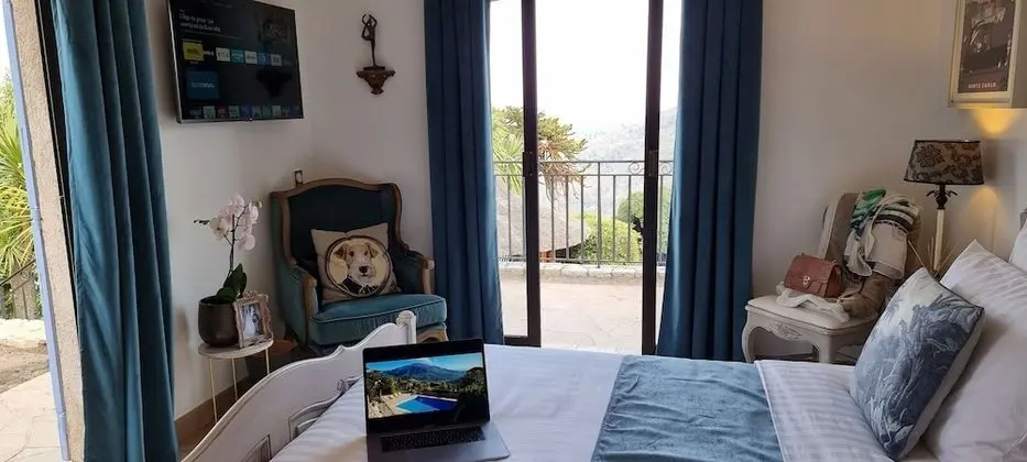 Deluxe Tek Büyük Yataklı Oda, Havuz Kullanımı, Bahçe Manzaralı