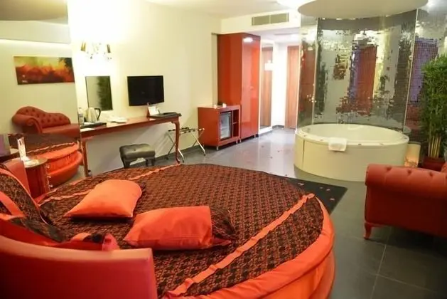 Honeymoon Tek Büyük Yataklı Oda