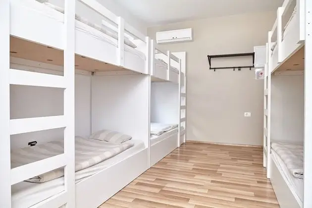 Ortak Ranzalı Oda, Sadece erkekler için, Sigara İçilmez, Özel Banyo