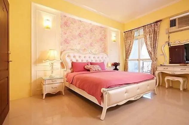 Deluxe Tek Büyük Yataklı Oda (Spouse Only)