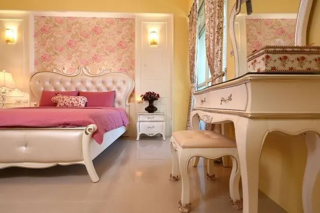Deluxe Tek Büyük Yataklı Oda (Spouse Only)
