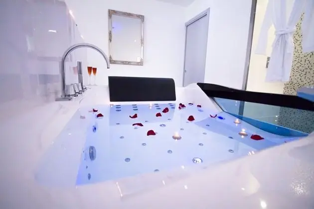 Romantic Tek Büyük Yataklı Oda (Paradis Blanc)