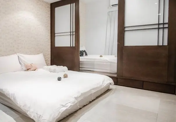 Dört Kişilik Oda, Avlu Manzaralı