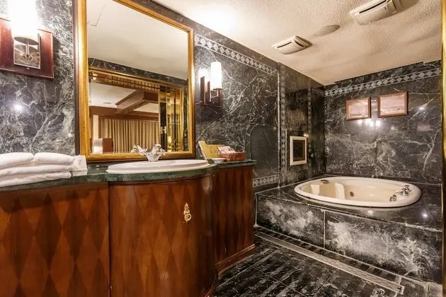 Honeymoon Tek Büyük Yataklı Oda