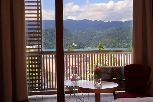 Tek Büyük Yataklı Oda, Balkon, Göl Manzaralı