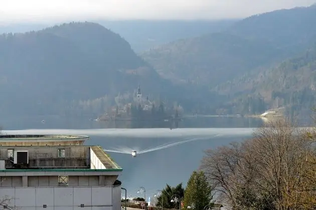 Tek Büyük Yataklı Oda, Balkon, Göl Manzaralı