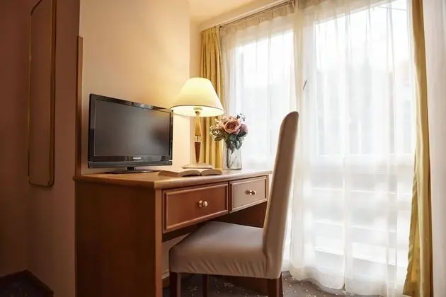 Single Room with Street View