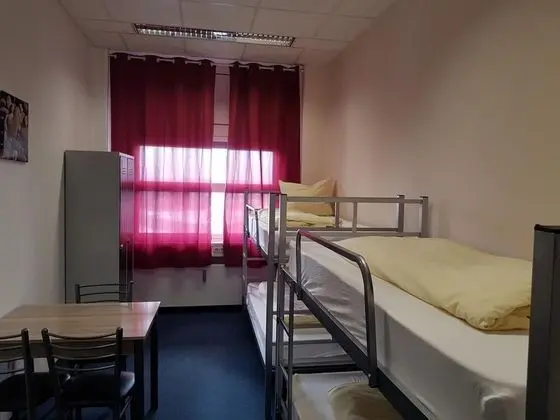 Oda, Ortak Banyo (4 Bett Zimmer )
