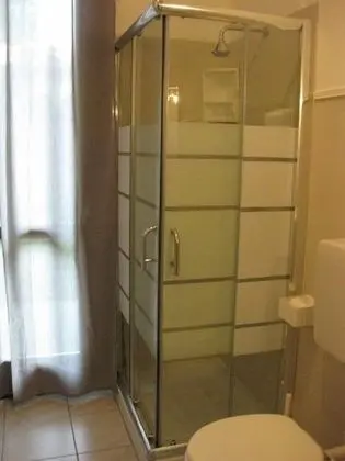Tek Büyük veya İki Ayrı Yataklı Oda, Ortak Banyo