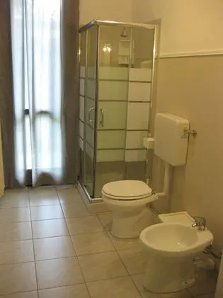 Üç Kişilik Oda, Ortak Banyo