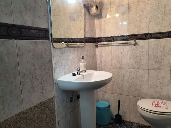 İki Ayrı Yataklı Oda, Ortak Banyo