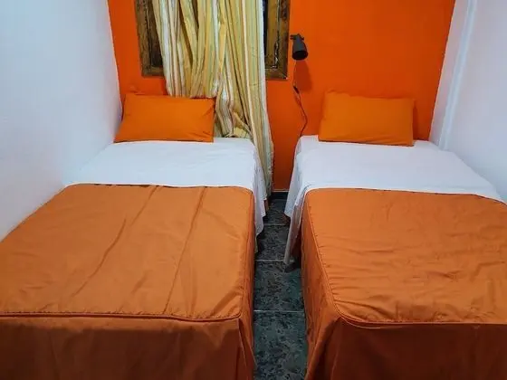 İki Ayrı Yataklı Oda, Ortak Banyo