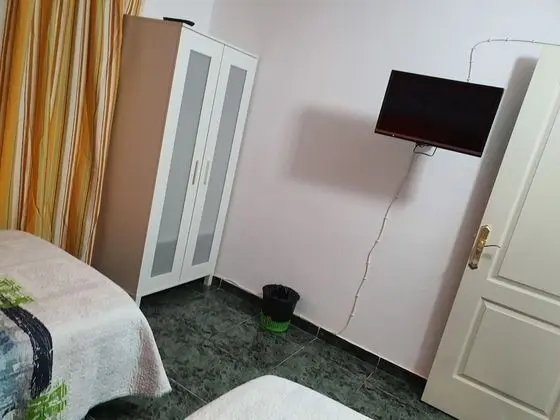 İki Ayrı Yataklı Oda, Ortak Banyo