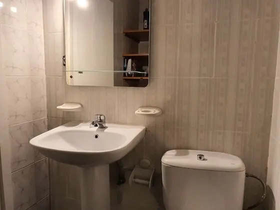 İki Ayrı Yataklı Oda, Ortak Banyo