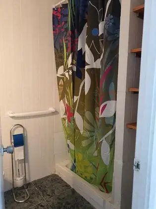 İki Ayrı Yataklı Oda, Ortak Banyo