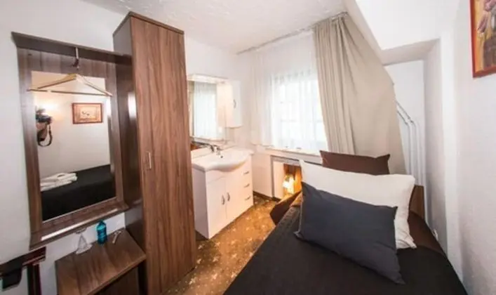 Tek Kişilik Oda (Private bathroom in hallway)