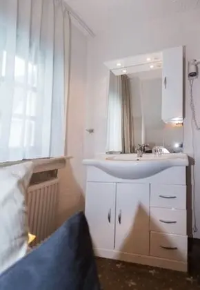 Tek Kişilik Oda (Private bathroom in hallway)