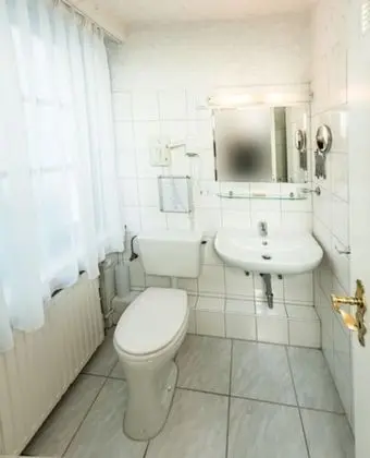 Tek Kişilik Oda (Private bathroom in hallway)