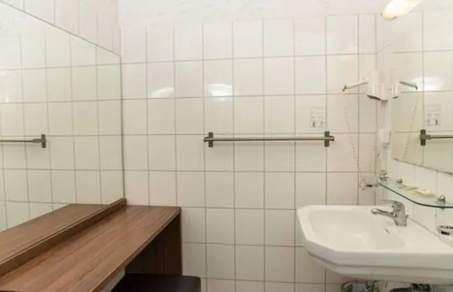 Üç Kişilik Oda, Nehir Manzaralı