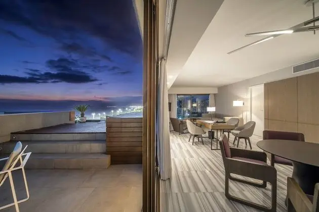 Suite Deluxe com Piscina Frente