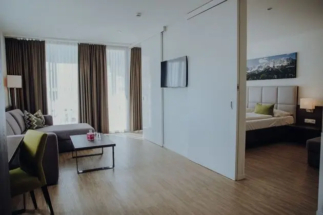 Junior Süit, Balkon