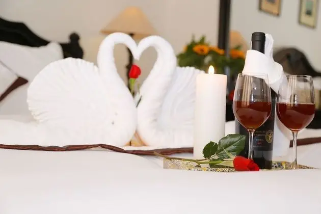 Deluxe Tek Büyük Yataklı Oda, Havuz Manzaralı
