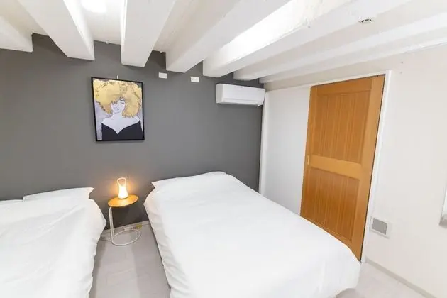 Standard Oda (2nd Floor)
