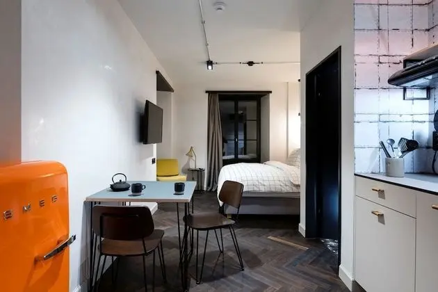 Design Tek Büyük Yataklı Oda, Küçük Mutfak