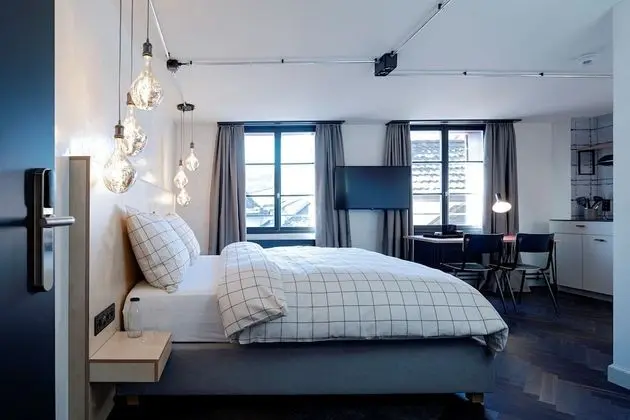 Design Tek Büyük Yataklı Oda, Küçük Mutfak