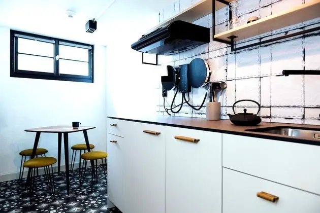 Design Tek Büyük Yataklı Oda, Küçük Mutfak