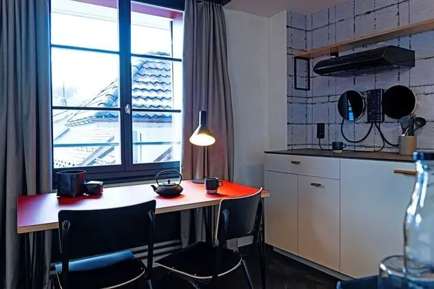Design Tek Büyük Yataklı Oda, Küçük Mutfak