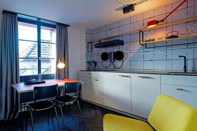 Design Tek Büyük Yataklı Oda, Küçük Mutfak