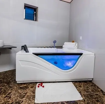 Süit (Suite with Spa Bath)