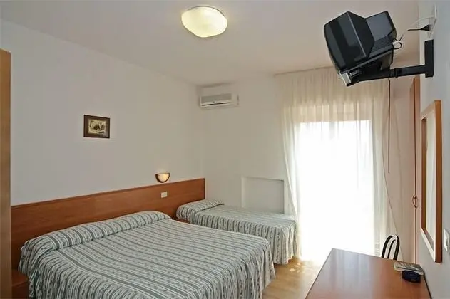 Basic Tek Büyük veya İki Ayrı Yataklı Oda, Teras