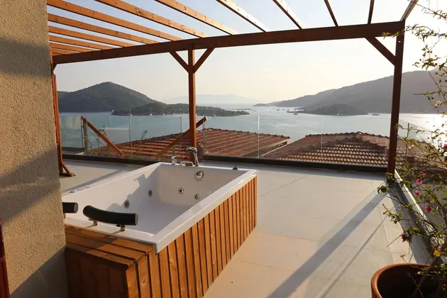 Deniz Manzaralı Teraslı Suite Oda Jakuzili