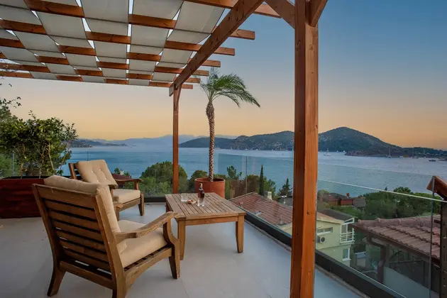 Deniz Manzaralı Teraslı Suite Oda Jakuzili