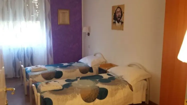 İki Ayrı Yataklı Oda, Ortak Banyo