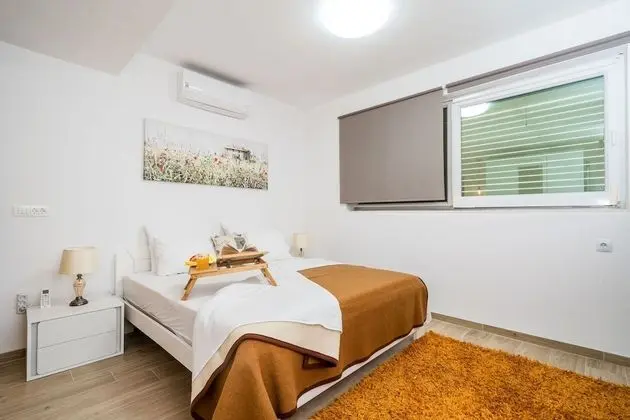 Villa (5-Bedroom Villa with Two Pools)