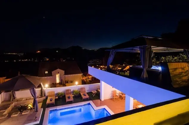 Villa (5-Bedroom Villa with Two Pools)