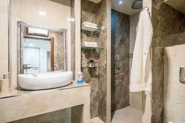 Villa (5-Bedroom Villa with Two Pools)